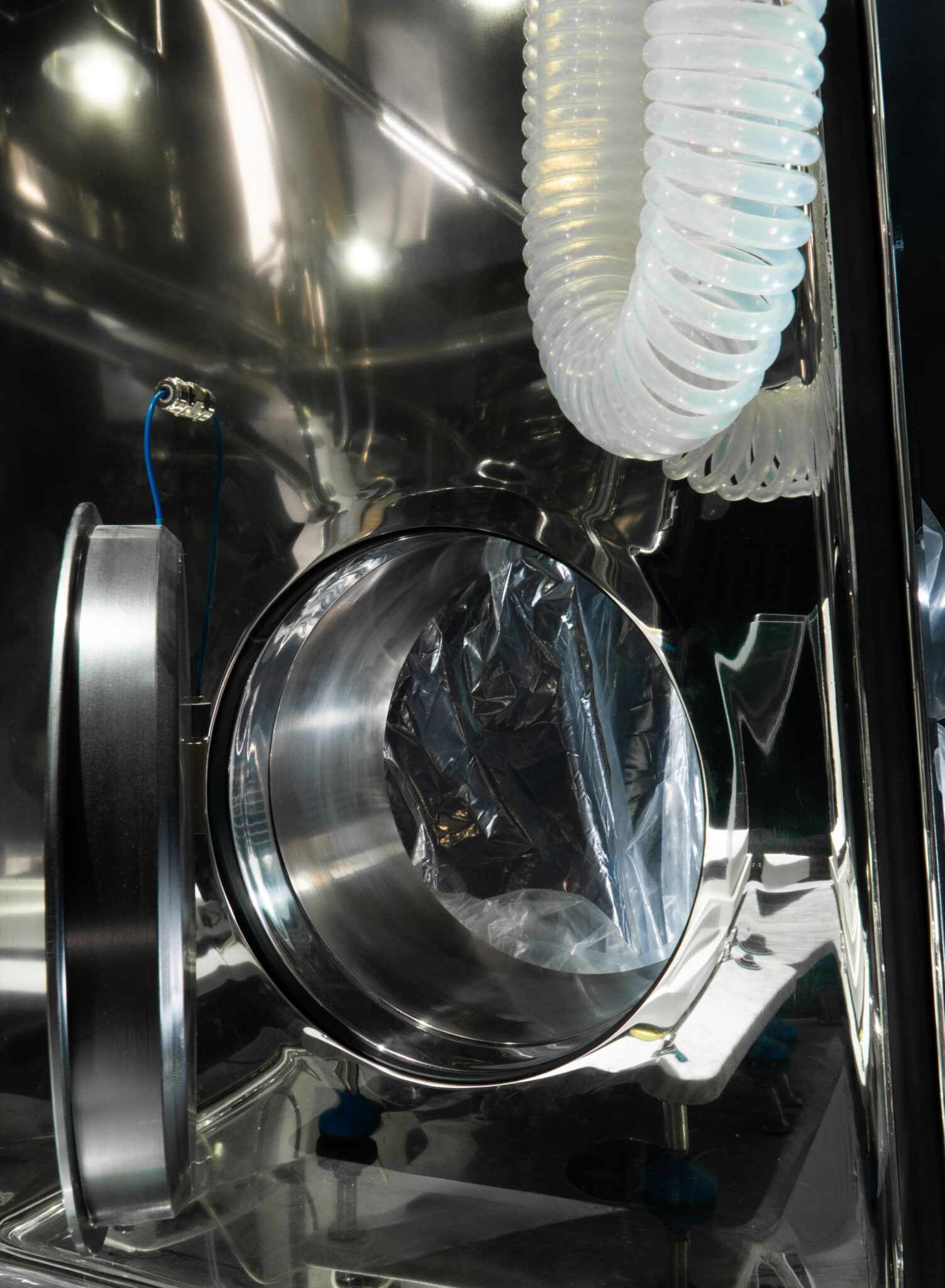Custom Containment Isolator: an L-Shaped Dispensing Solution.