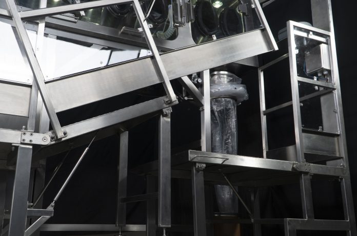 Three-chamber dispensing isolator with DIT® system.