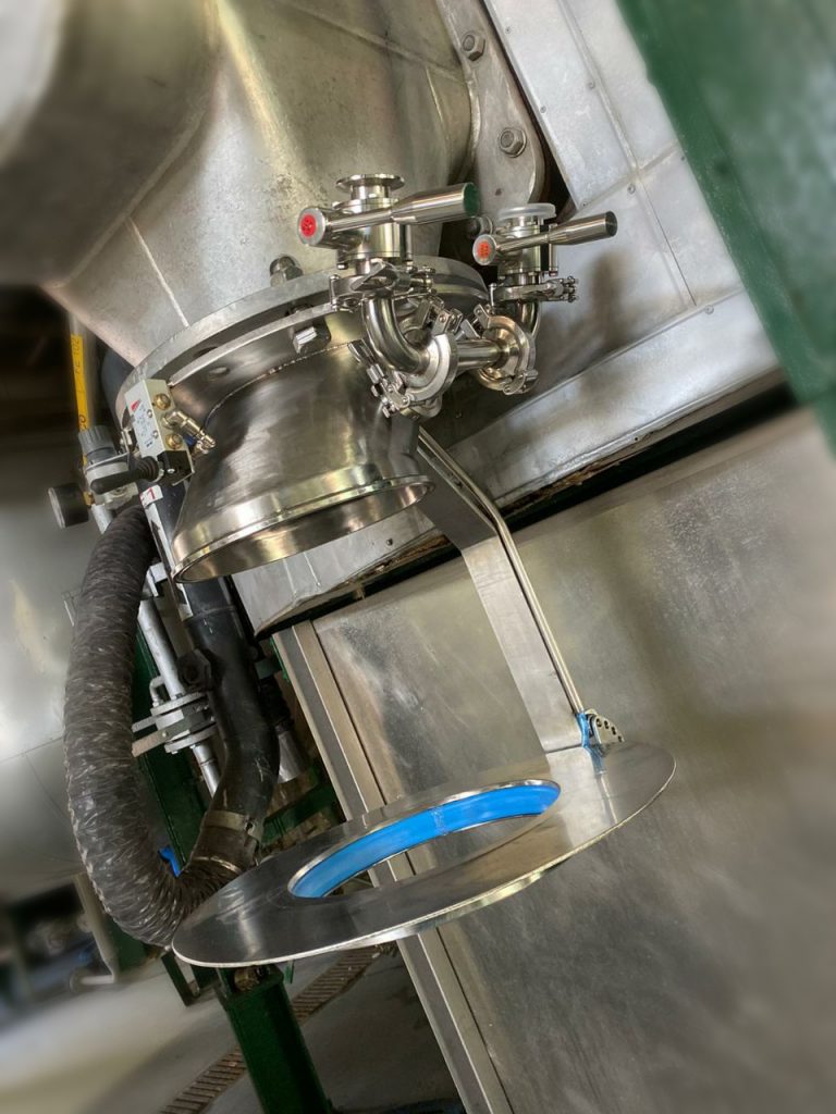 Pneumatic Clamp-connected device for flexible powder discharge.